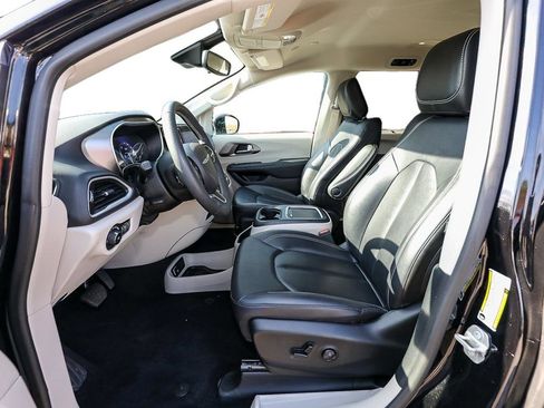 Used 2024 Chrysler Pacifica Touring-L image 12