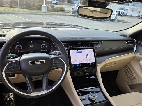 Used 2024 Jeep Grand Cherokee Limited image 10