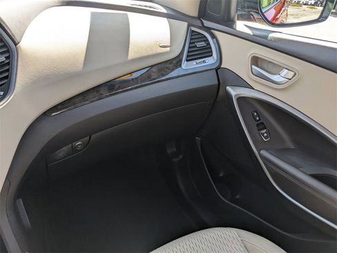 Used 2018 Hyundai Santa Fe SE image 19