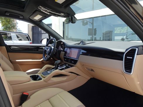 Used 2023 Porsche Cayenne AWD/4WD image 22