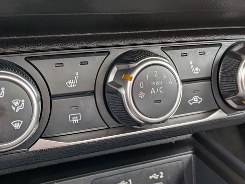 Used 2025 Nissan Kicks SV w/ SV Premium Package image 16