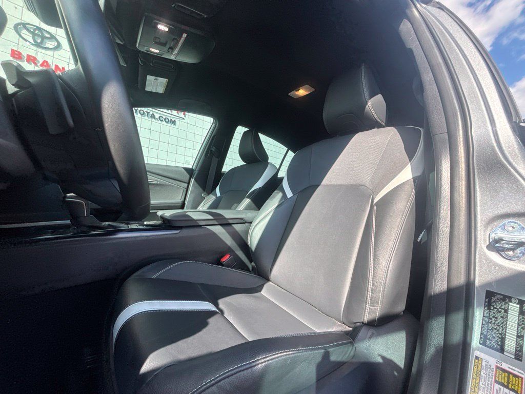 Used 2025 Toyota Camry SE w/ Convenience Package FWD image 11
