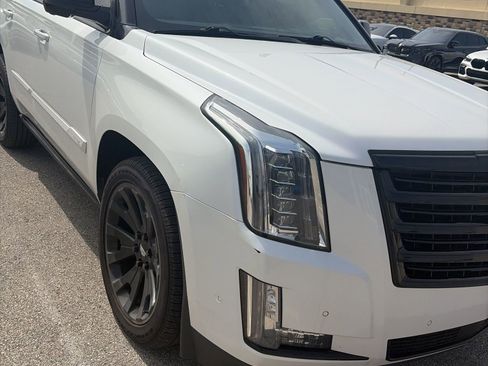 Used 2020 Cadillac Escalade Platinum image 11