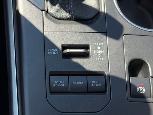 Used 2023 Toyota Highlander LE AWD/4WD image 23