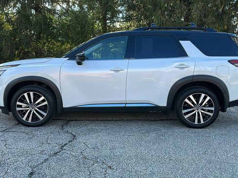 Used 2025 Nissan Pathfinder Platinum image 28