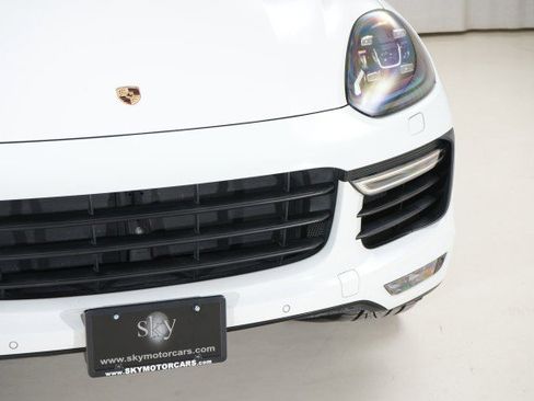 Used 2017 Porsche Cayenne Turbo AWD image 12