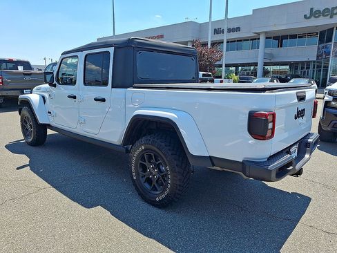 Used 2025 Jeep Gladiator Mojave AWD/4WD image 6