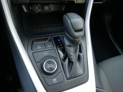 Used 2022 Toyota RAV4 LE image 24