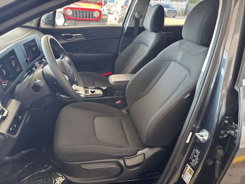 Used 2025 Kia Sportage LX image 36