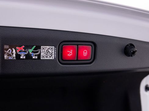 New 2026 Mercedes-Benz E 53 AMG e 4MATIC Sedan image 34