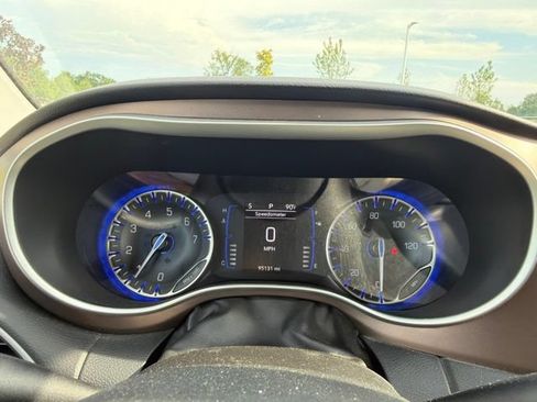 Used 2022 Chrysler Voyager LX FWD image 45