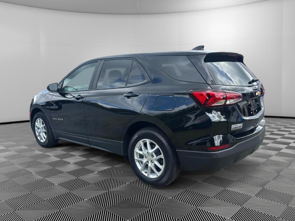 Used 2023 Chevrolet Equinox LS w/ LS Convenience Package FWD image 3