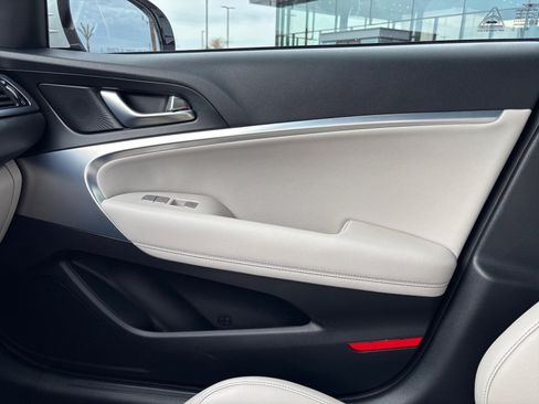 Used 2023 Genesis G70 2.0T image 16