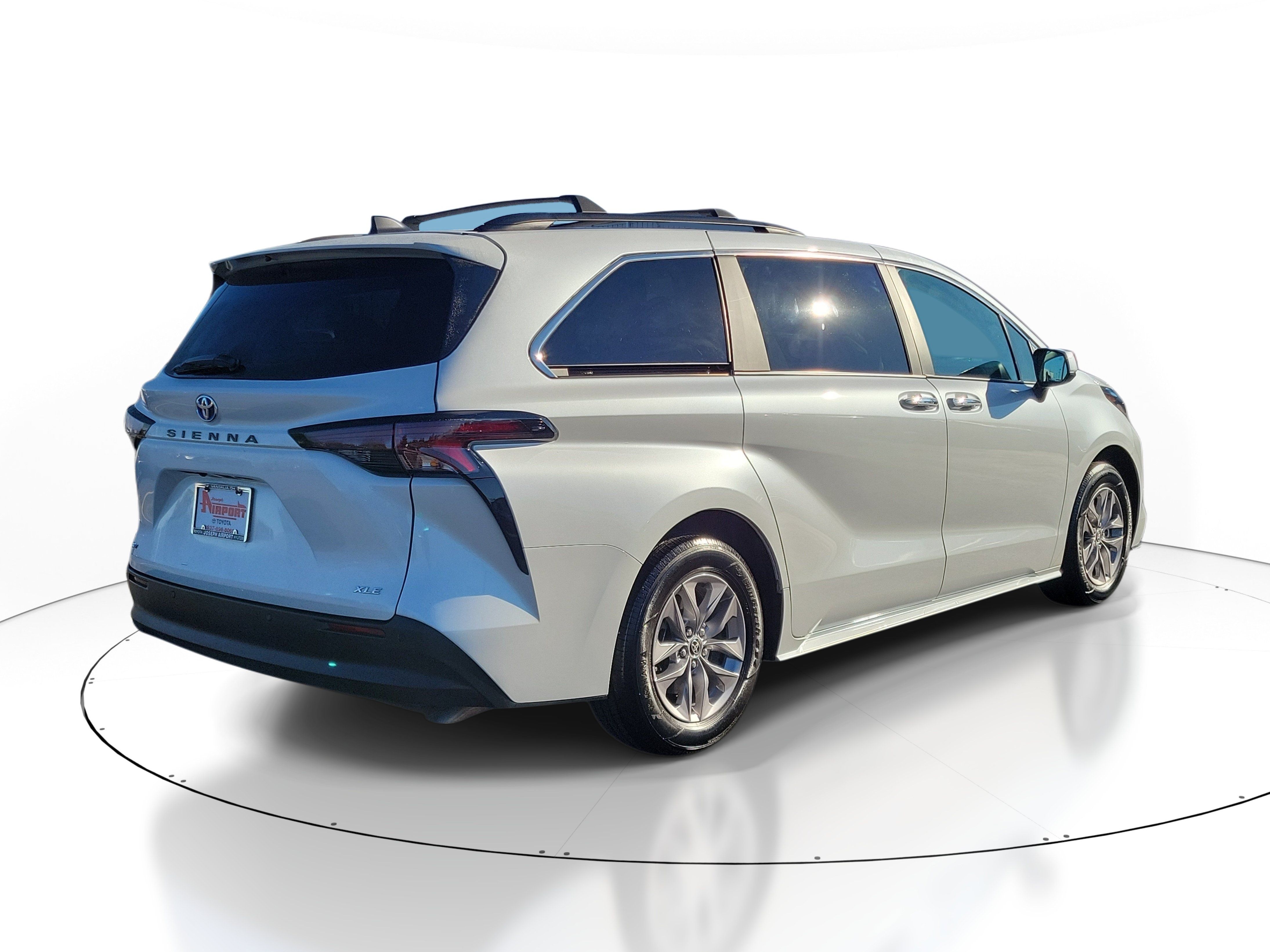 Used 2025 Toyota Sienna XLE w/ XLE Plus Package FWD image 4