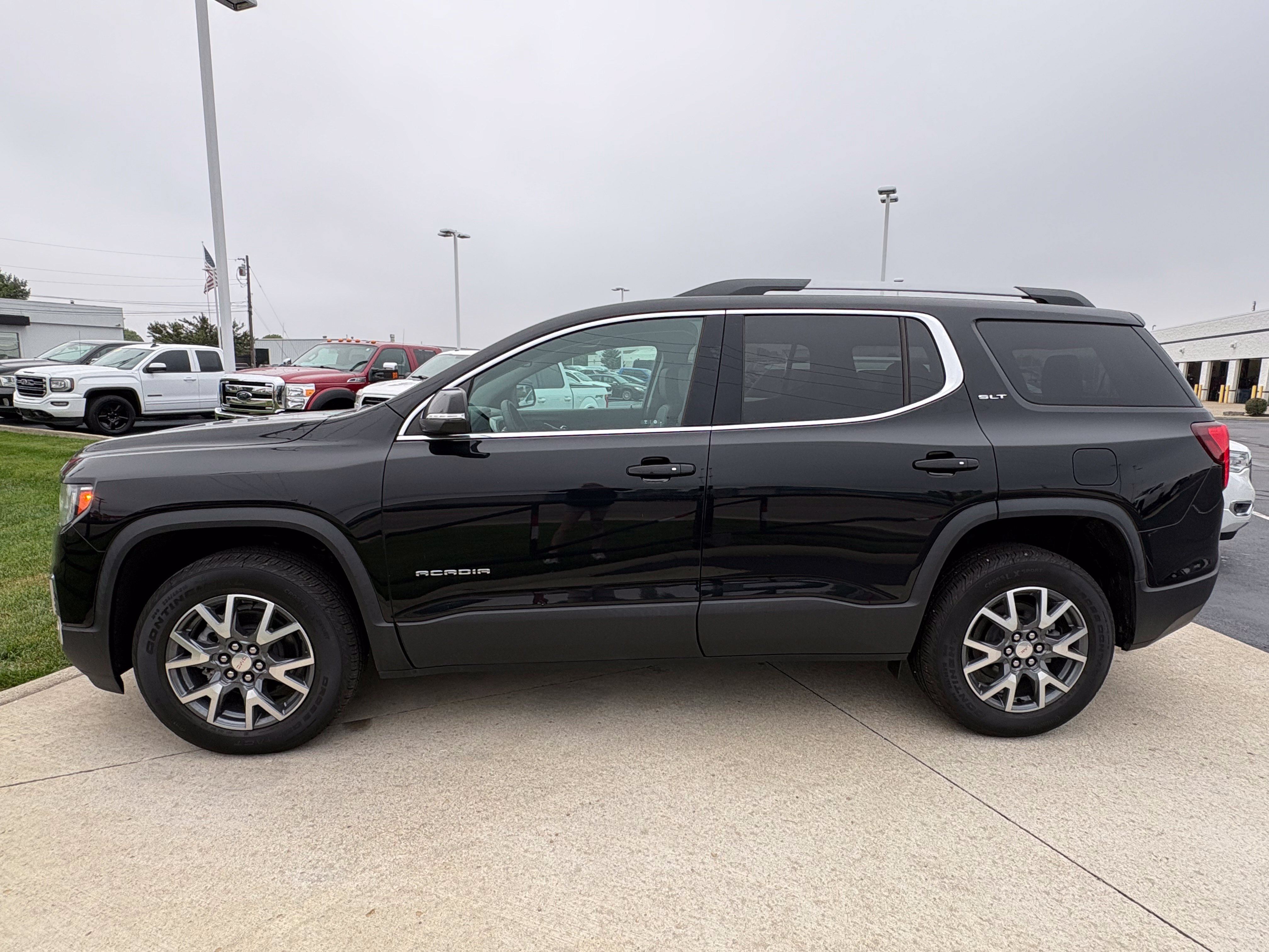 Used 2023 GMC Acadia SLT FWD image 4
