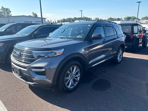 Used 2023 Ford Explorer XLT w/ Equipment Group 202A AWD/4WD image 4