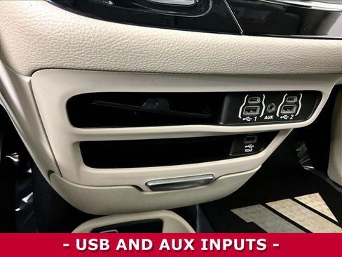 Used 2022 Chrysler Pacifica Touring-L w/ Uconnect Theater Family Group FWD image 16