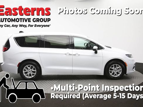 Used 2023 Chrysler Pacifica Touring-L FWD image 46