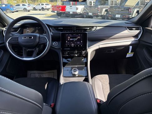 New 2025 Jeep Grand Cherokee L Altitude image 28