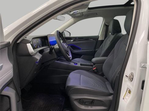 New 2025 Volkswagen Tiguan SE image 26