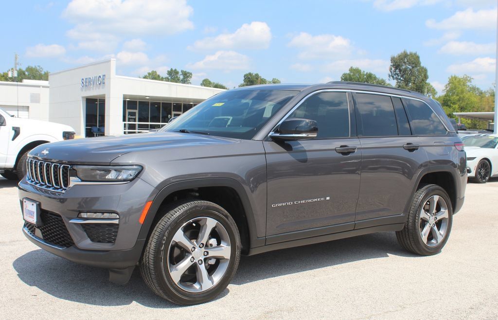 Used 2024 Jeep Grand Cherokee Limited RWD image 5