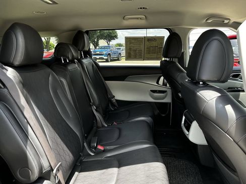 Used 2023 Kia Carnival LX FWD image 31