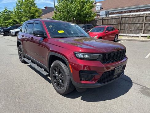 Used 2025 Jeep Grand Cherokee Altitude AWD/4WD image 2