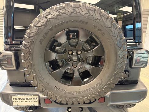 Used 2018 Jeep Wrangler Unlimited Sahara w/ Dual Top Group AWD/4WD image 29