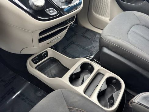 Used 2017 Chrysler Pacifica Touring FWD image 16