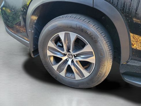 Used 2024 Toyota Highlander XLE image 28