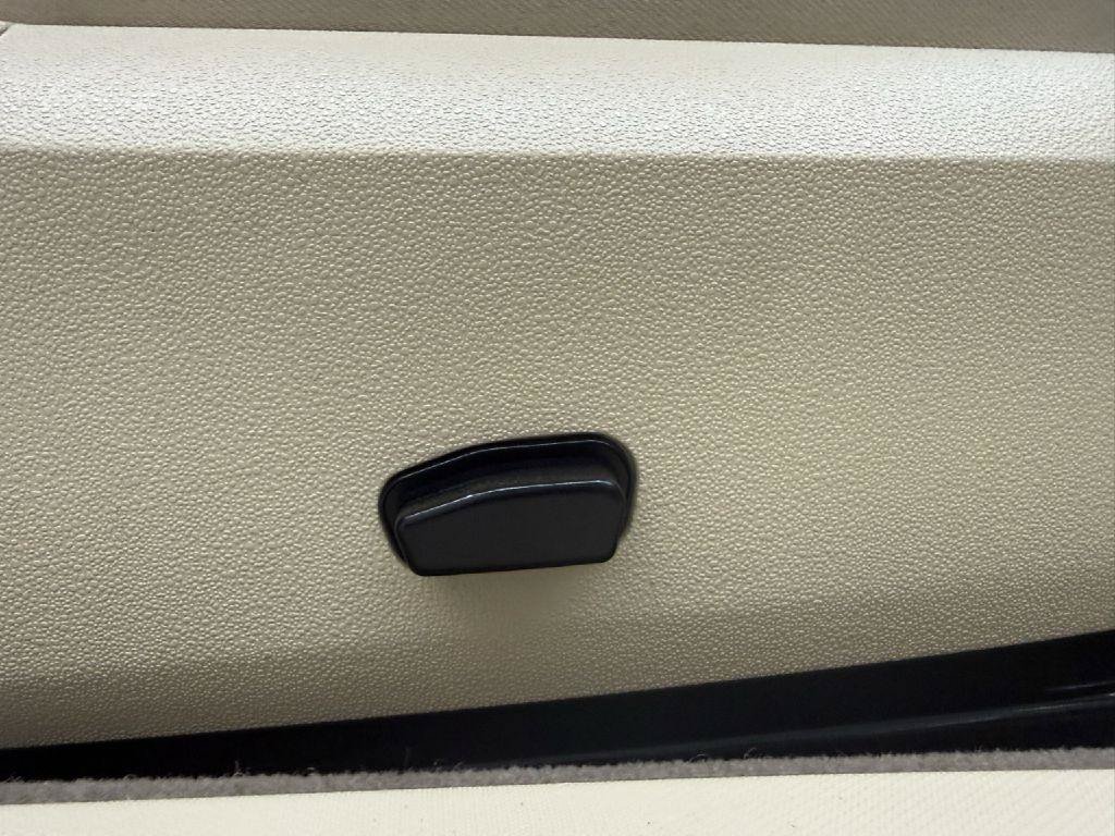 Used 2010 Chrysler Sebring Limited FWD image 38