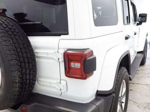Used 2018 Jeep Wrangler Unlimited Sahara w/ Uconnect 4C Nav & Sound Group AWD/4WD image 16