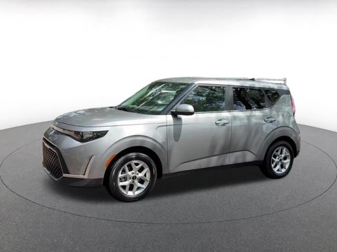 Used 2025 Kia Soul LX w/ LX Technology Package FWD image 8