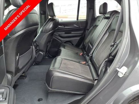 Used 2023 Jeep Grand Cherokee Altitude image 12