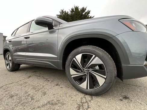 New 2026 Volkswagen Taos SE image 10