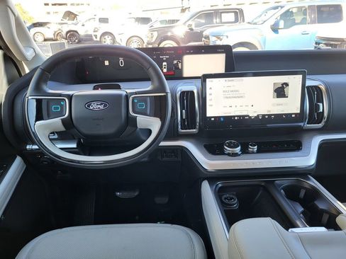 Used 2025 Ford Expedition Platinum w/ Driver's Package image 18