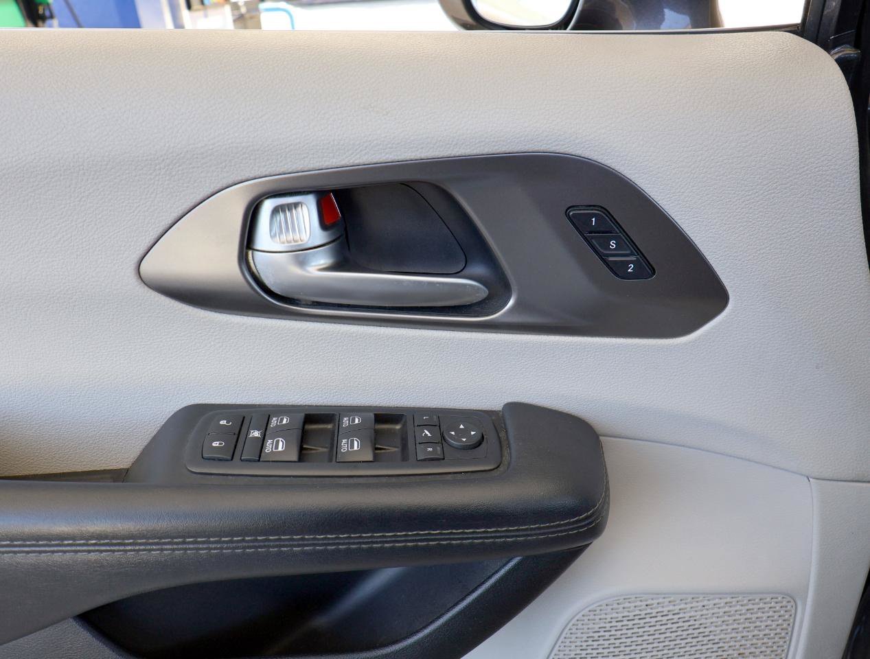 Used 2017 Chrysler Pacifica Limited w/ UConnect Theater Package FWD image 40
