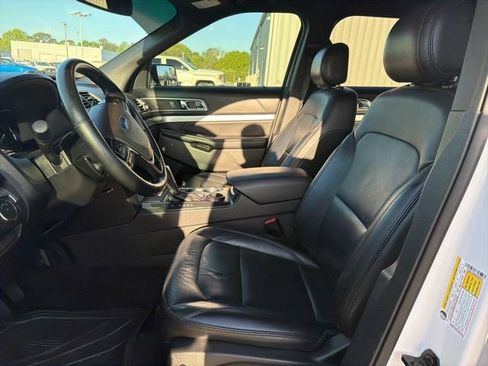 Used 2017 Ford Explorer XLT w/ Equipment Group 202A image 10