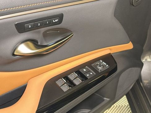 Used 2025 Lexus ES 300h w/ Technology Package image 18