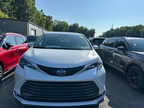 Used 2024 Toyota Sienna Platinum AWD/4WD image 3