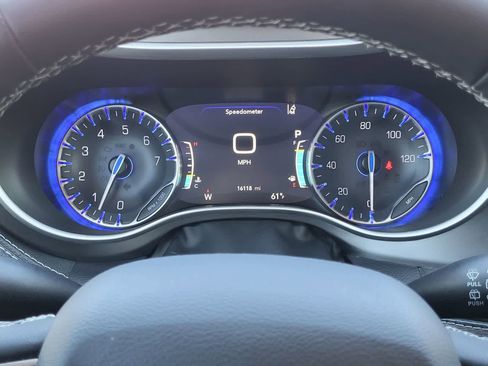 Used 2022 Chrysler Pacifica Touring-L FWD image 16