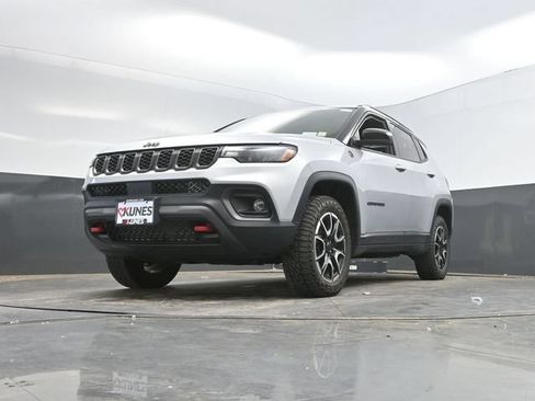 Used 2025 Jeep Compass Trailhawk AWD/4WD image 49
