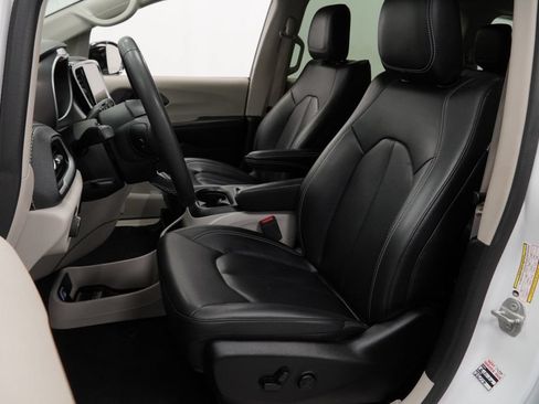 Used 2024 Chrysler Pacifica Limited FWD image 17
