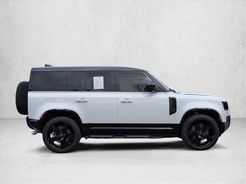 Used 2025 Land Rover Defender 110 X-Dynamic SE AWD/4WD image 4