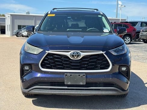 Used 2022 Toyota Highlander XLE image 3