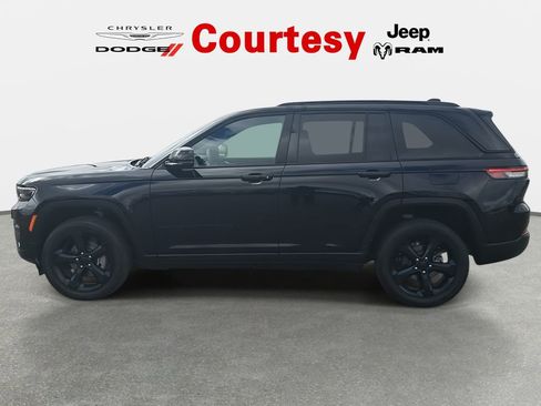 Certified 2024 Jeep Grand Cherokee Altitude image 8