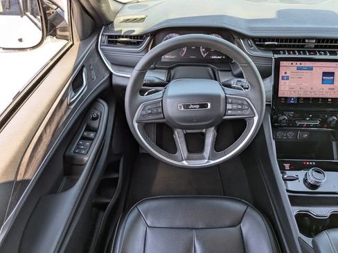 Used 2024 Jeep Grand Cherokee Limited AWD/4WD image 16