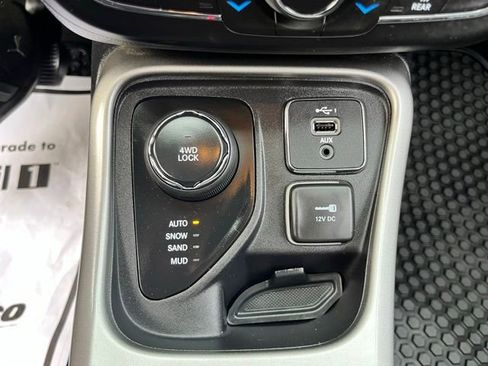Used 2019 Jeep Compass Latitude w/ Cold Weather Group AWD/4WD image 35