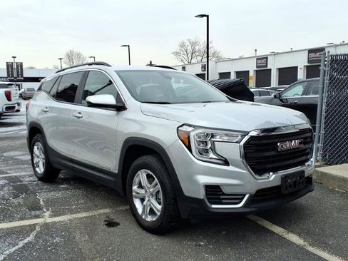 Used 2022 GMC Terrain SLE w/ Driver Convenience Package image 3