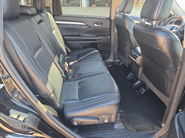Used 2016 Toyota Highlander XLE FWD image 18